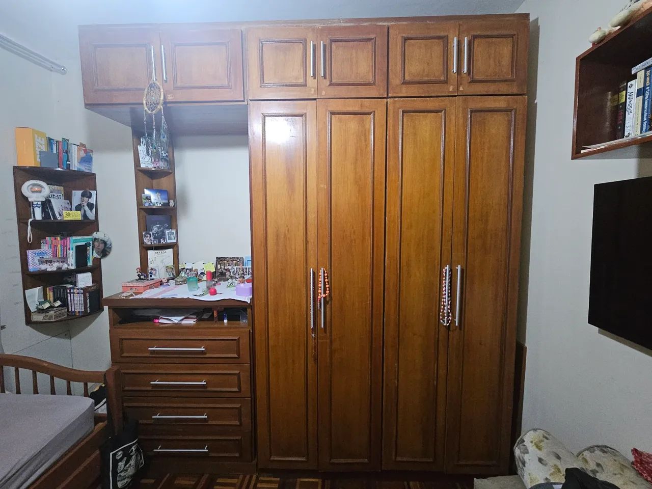 Conjunto usado de armário e cômoda