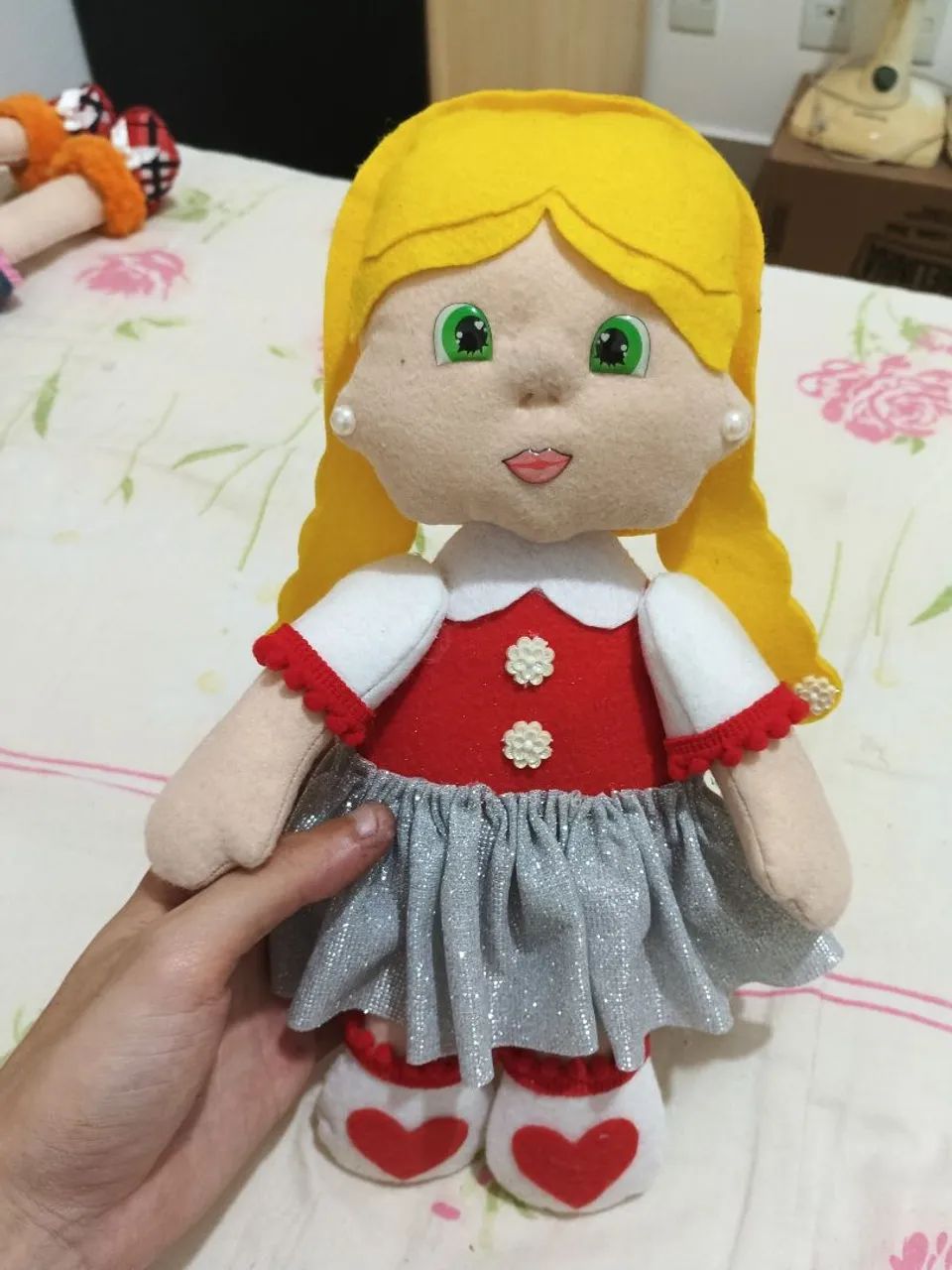 Boneca loira artesanal escolar 