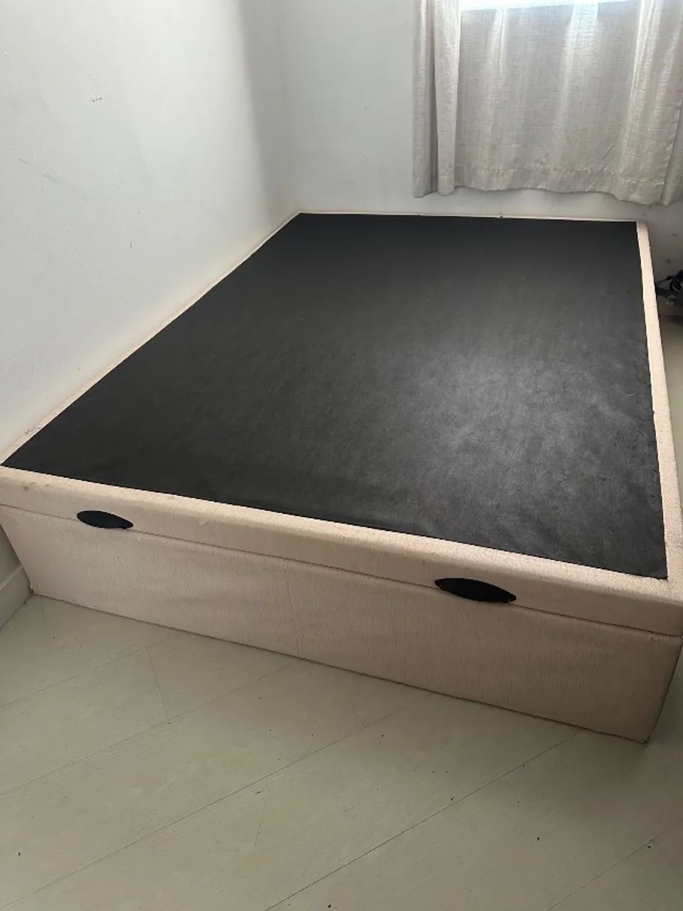 CAMA DE CASAL COM BAÚ BEGE COM COLCHÃO PERFEITO ESTADO - Foto 3