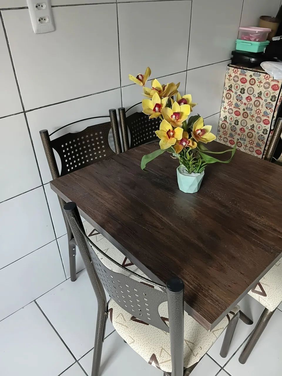 Mesa com 4 cadeiras 