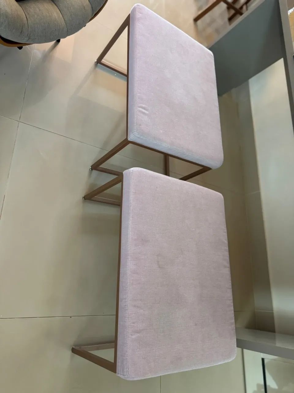 Bancos com pé de ferro rose gold  - Foto 4