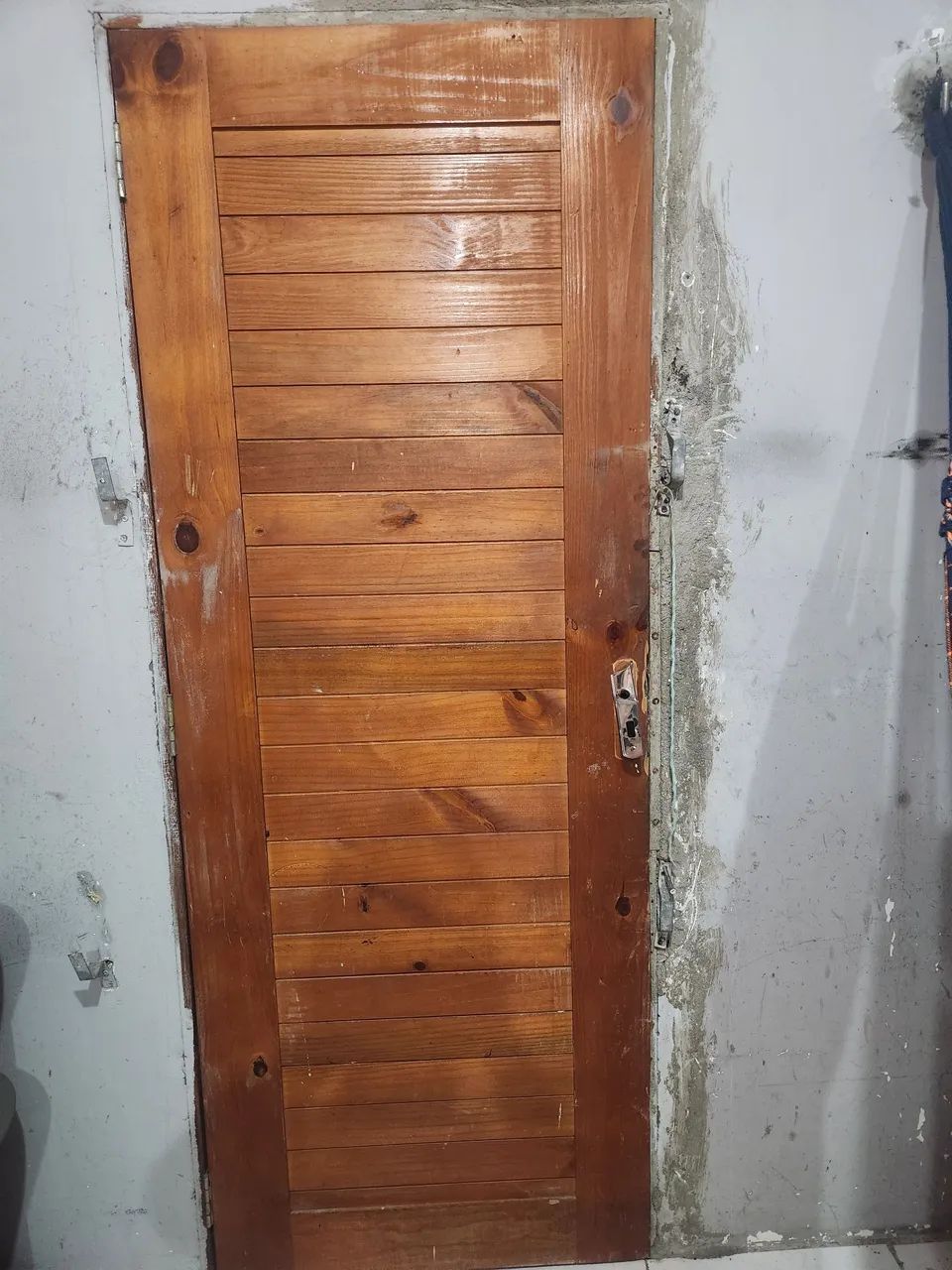Porta em madeira maciça trabalhada65704305315971122