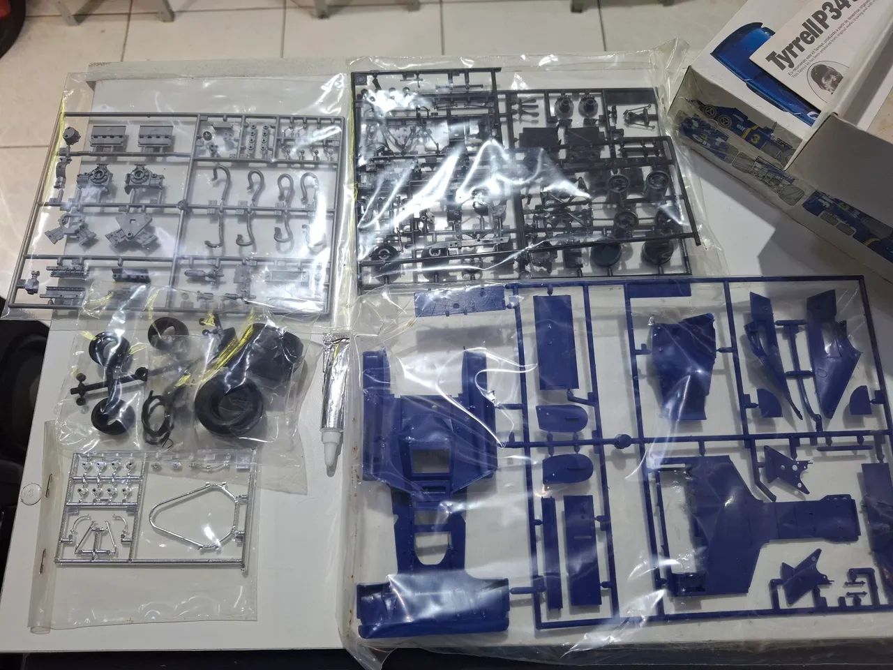 Kit de Montar Tamiya Tyrrell 34 Six Wheeler Sem Montar Completo - Foto 2