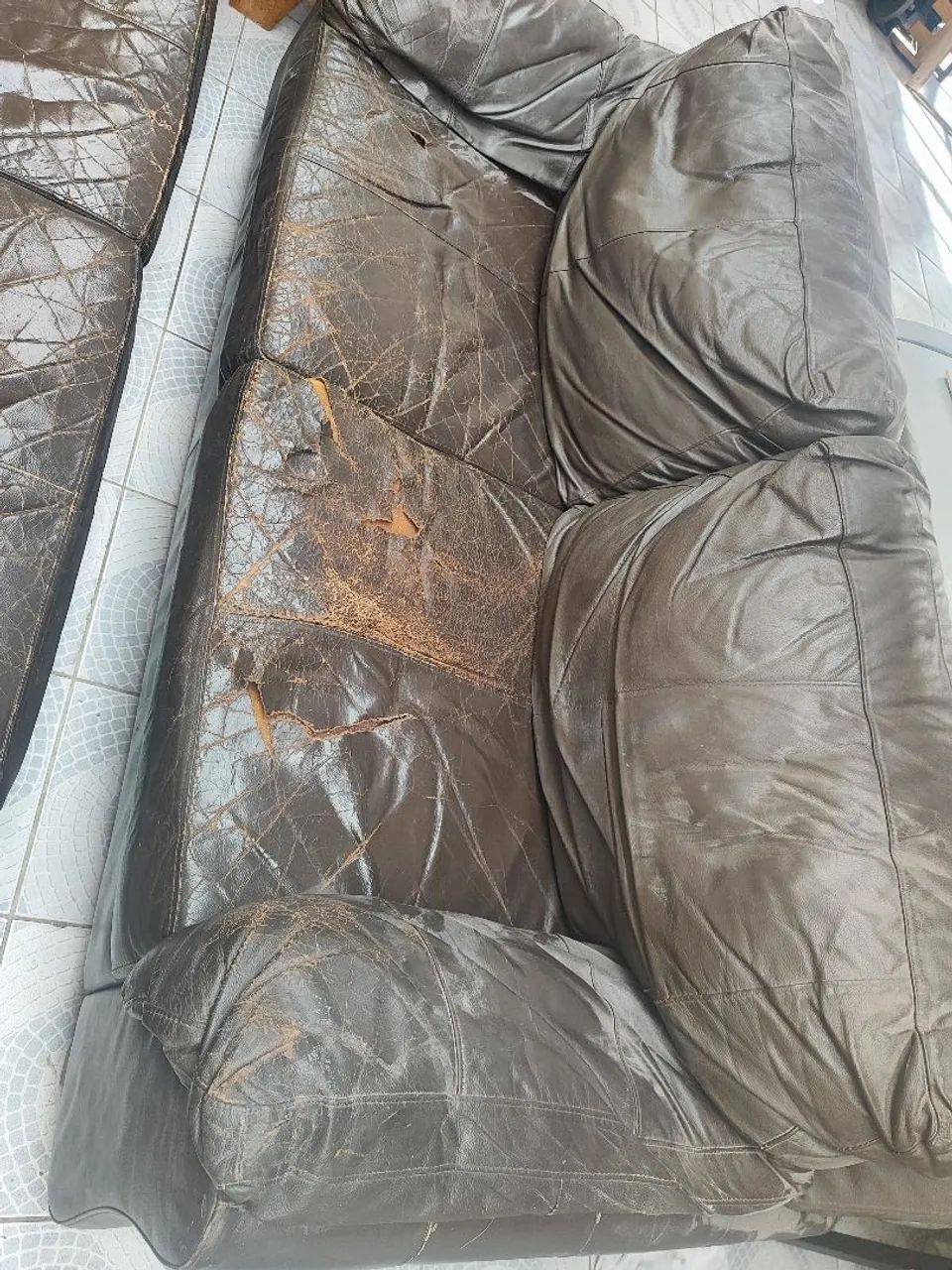 Sofá de couro para reformar e uma cama solteiro  - Foto 2