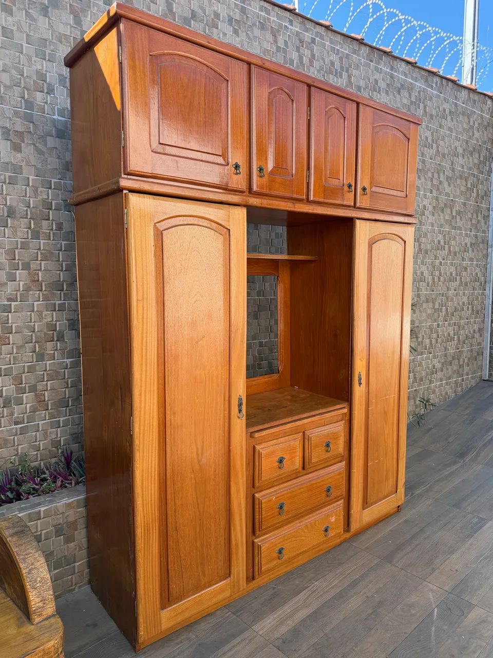 guarda-roupa de madeira