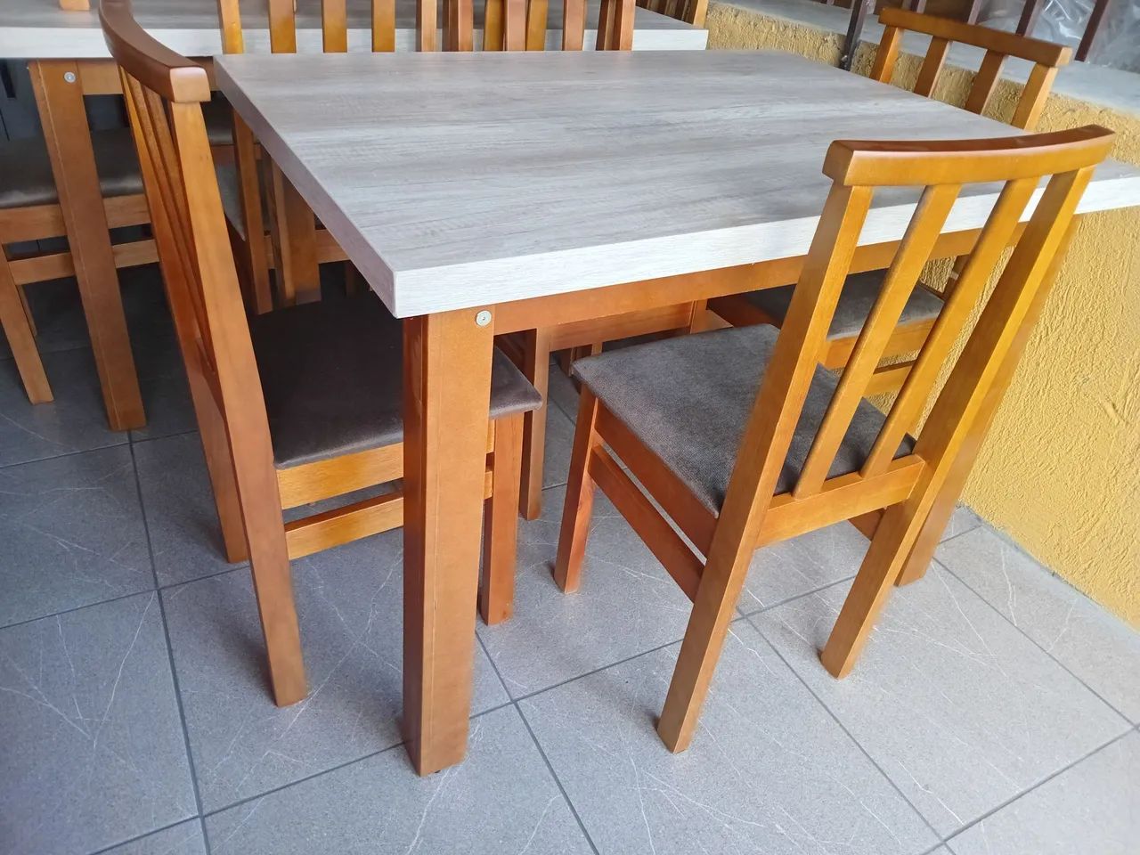Mesa 1,10 x 80cm com 04 cadeiras, nova..(Entrego)