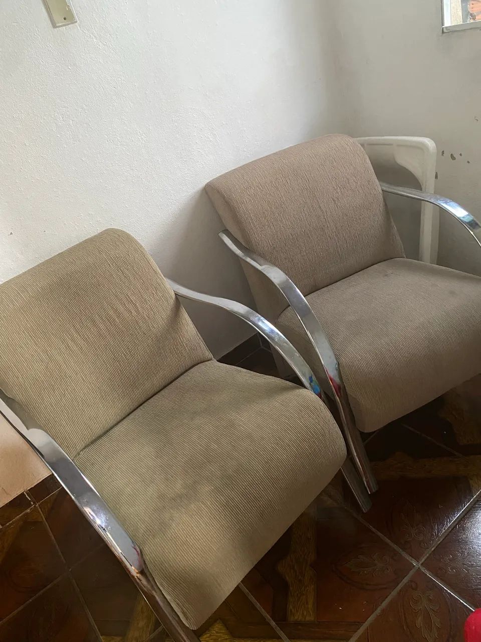 Vende-se duas poltronas. 