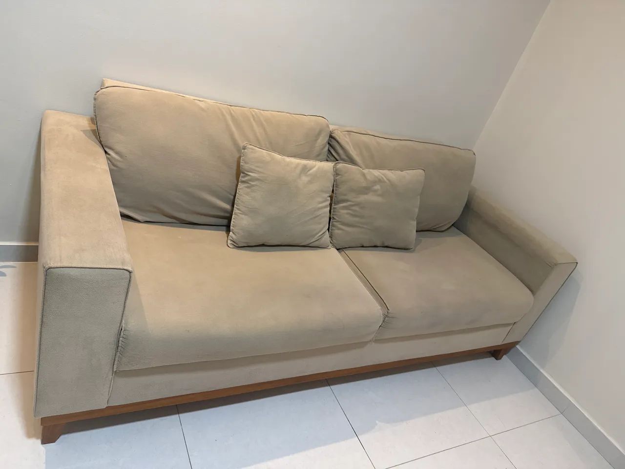 Vendo sofá estilo retrô poucas marcas de uso 