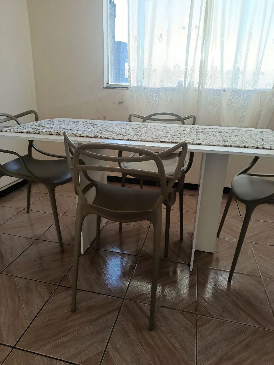 Mesa 6 lugares com 4 cadeiras 