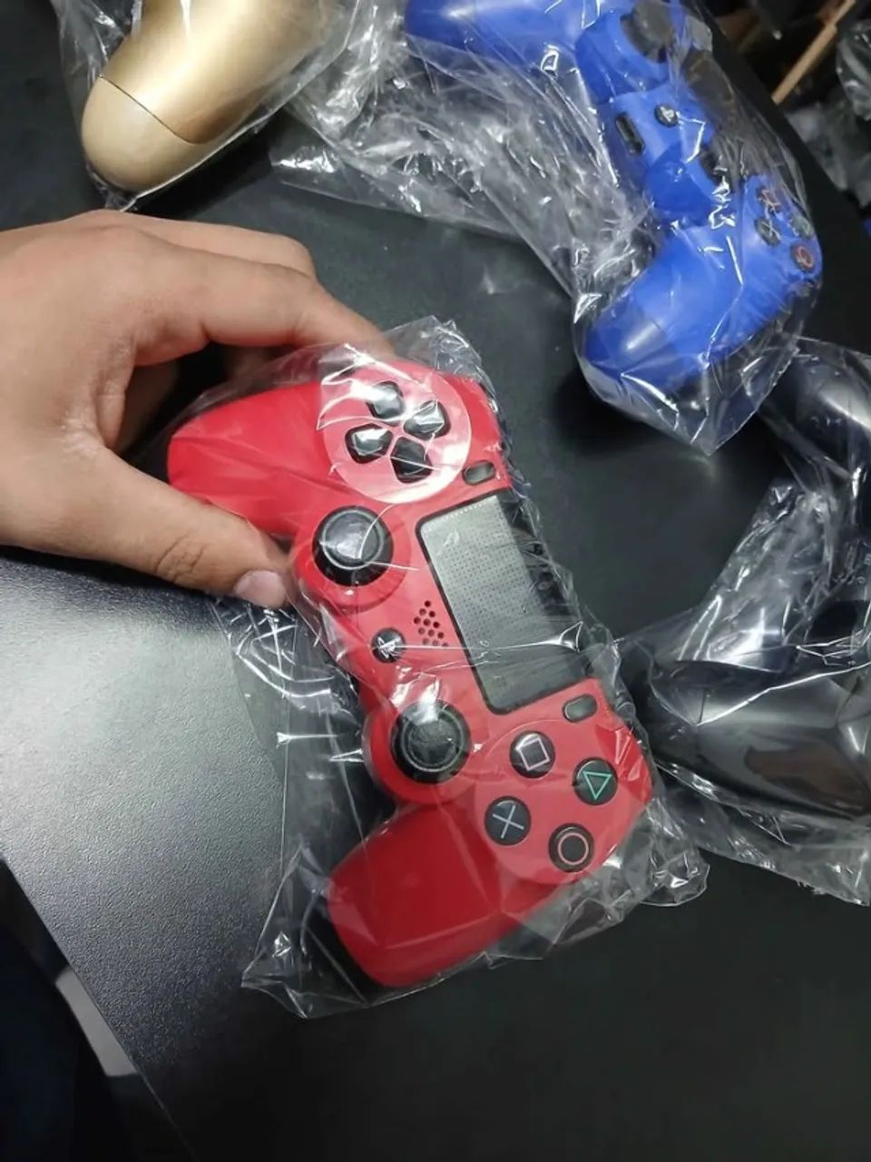 PS4 SLIM, TRÊS CONTROLES E UM JOGO - Foto 3