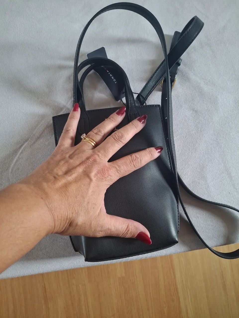 uma mini bolsa preta da Tommy Hilfiger 