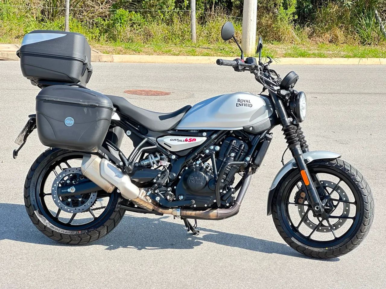 Moto praticamente zero e super equipada! É pegar e viajar!