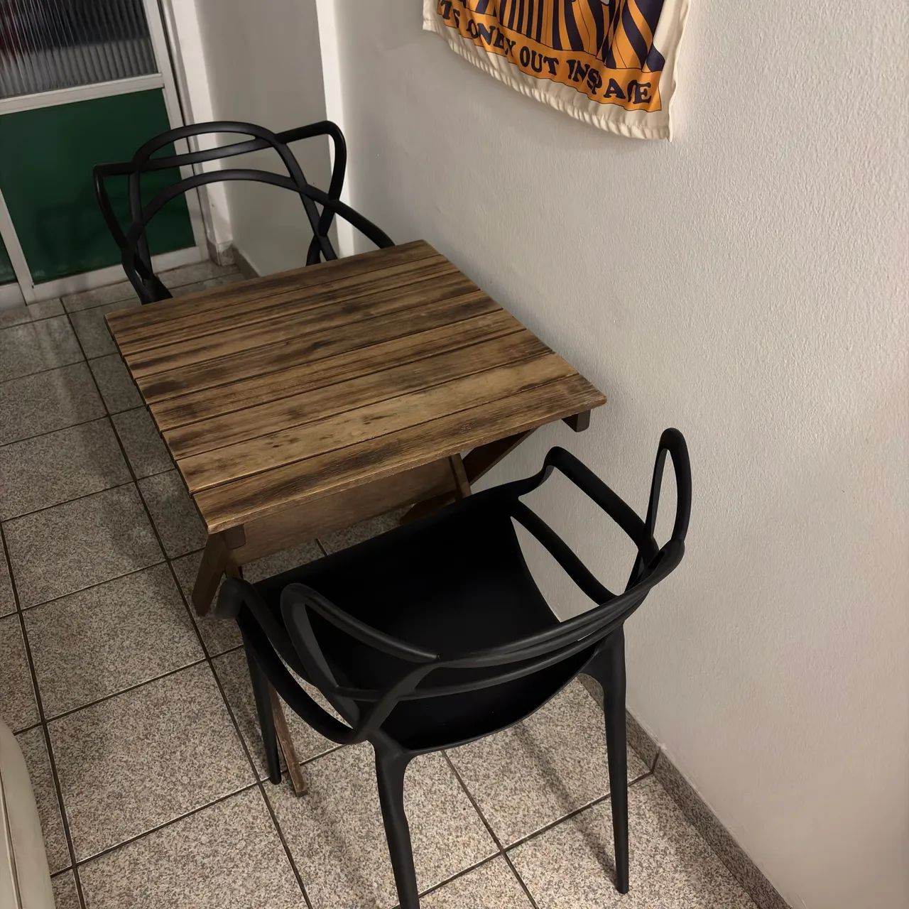 Mesa com duas cadeiras 