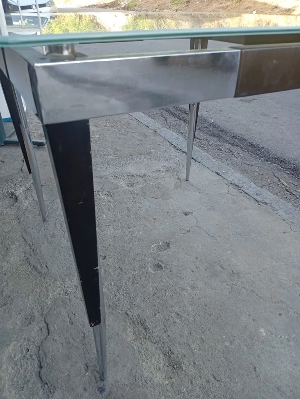 Mesa quadrada com vidro trabalhado e pés cromado  - Foto 5
