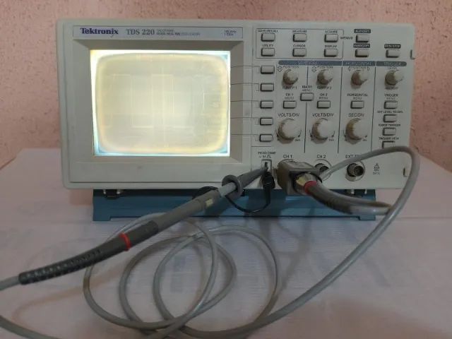 Osciloscópio Tektronix TDS220 com defeito