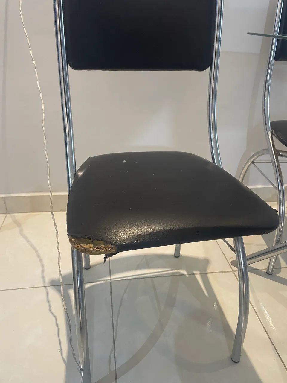 Mesa de vidro aço cromado com 4 cadeiras  - Foto 3