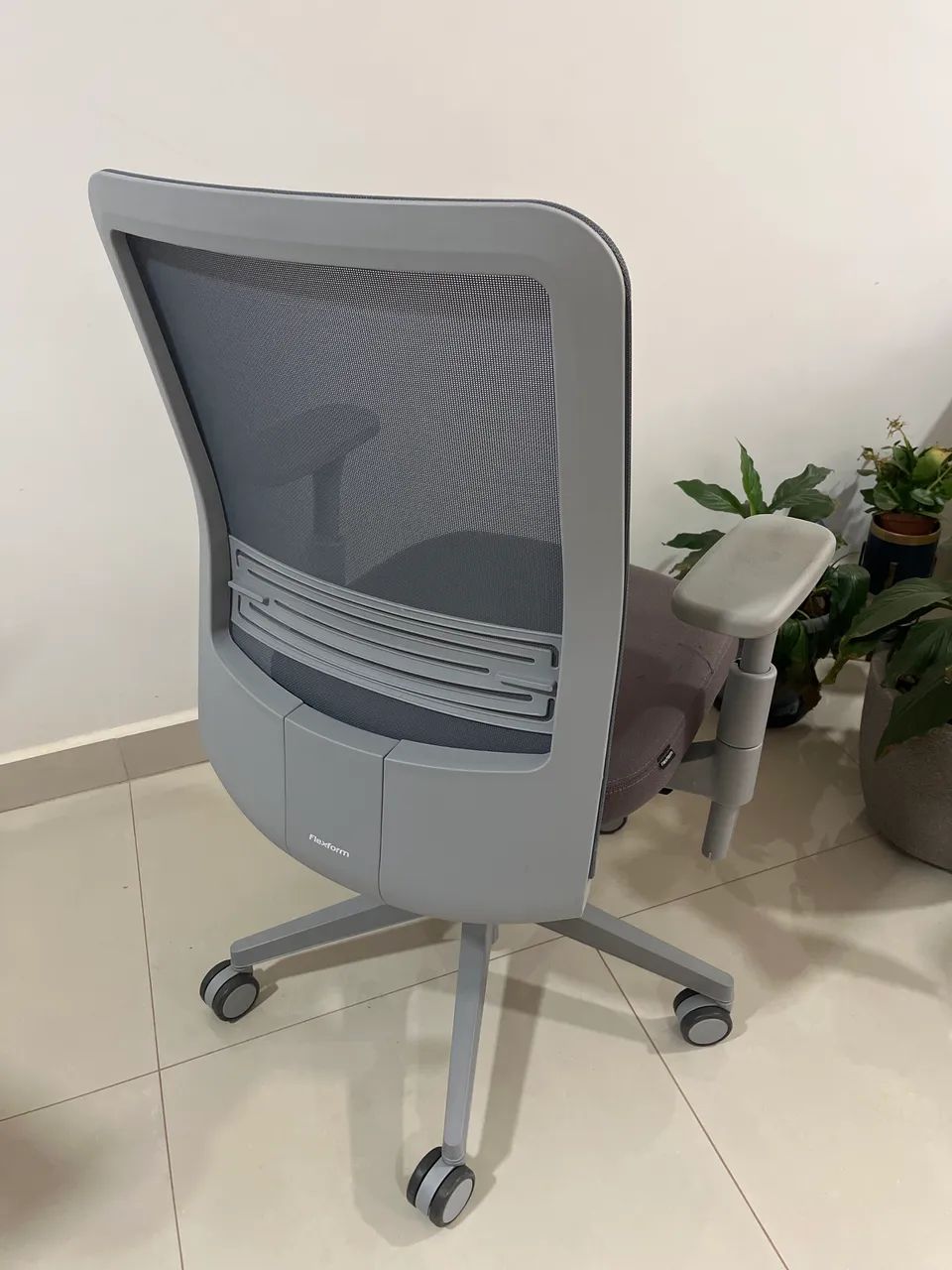 Cadeira de escritório Flexform em ótima condição - retirada negociável - Foto 3