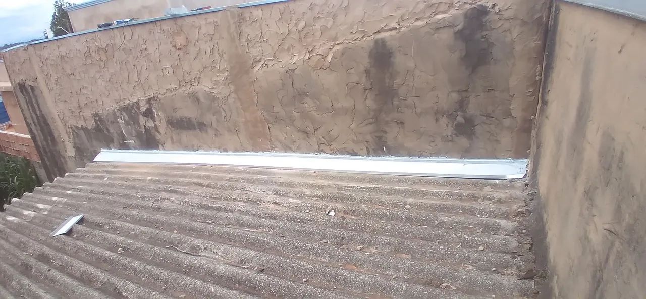 Revisão limpeza de telhado e instalação de calhas e rufos  - Foto 2