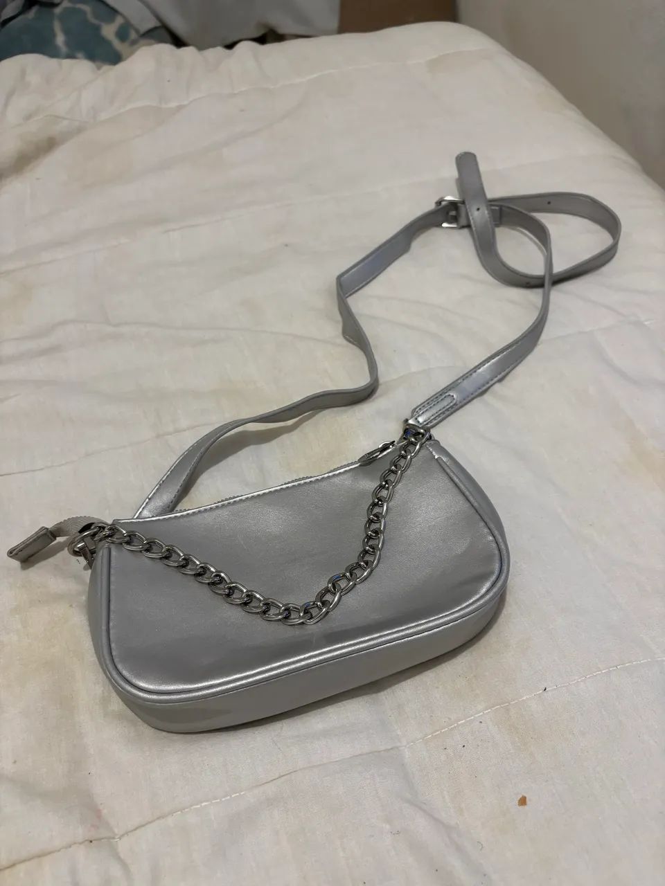 Bolsa Feminina Prata Metalizada com Corrente - Transversal - Foto 3