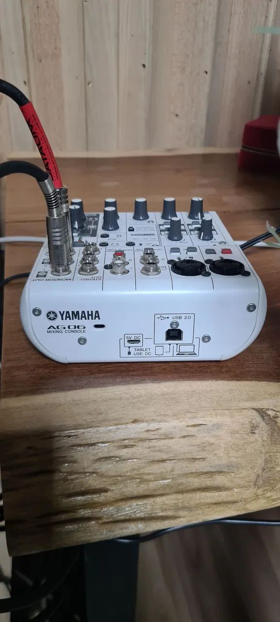mesa de som e interface de áudio USB Yamaha AG06 branca. - Foto 2