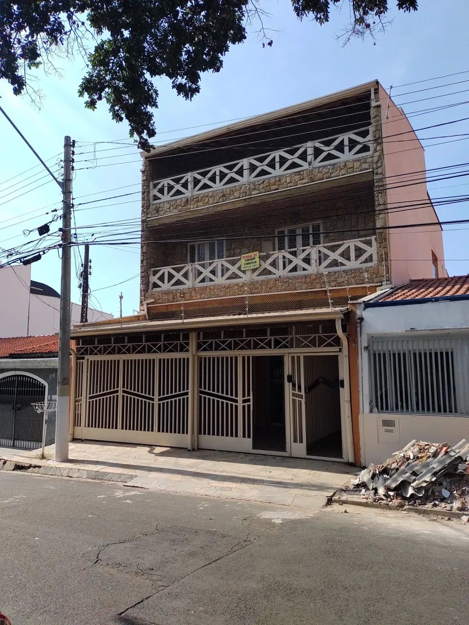 Sobrado para aluguel possui 368 metros quadrados com 4 quartos