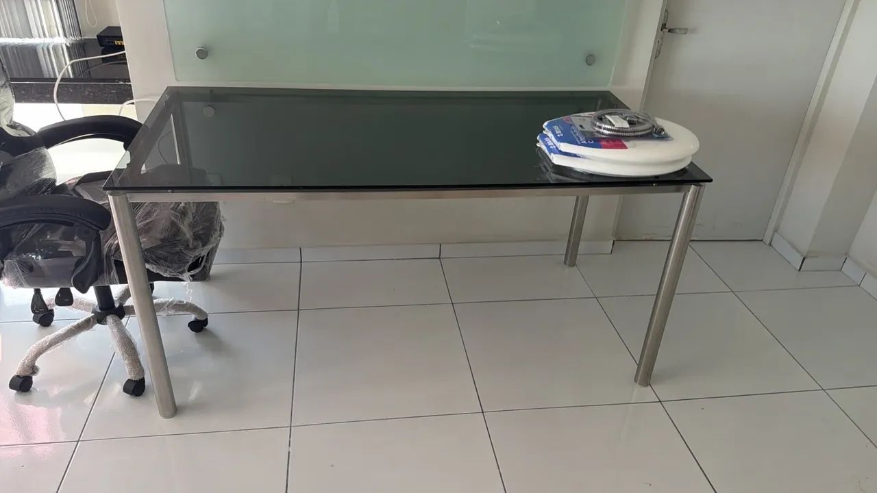 Mesa com tampa de vidro