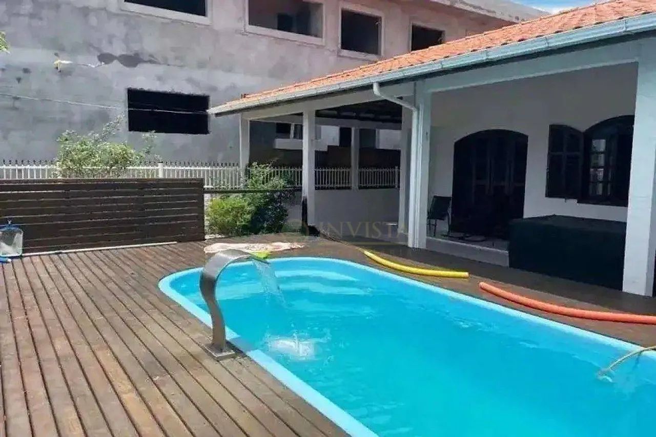 Casa com piscina e 4 quartos à venda na Praia do Sonho, em Palhoça/SC.