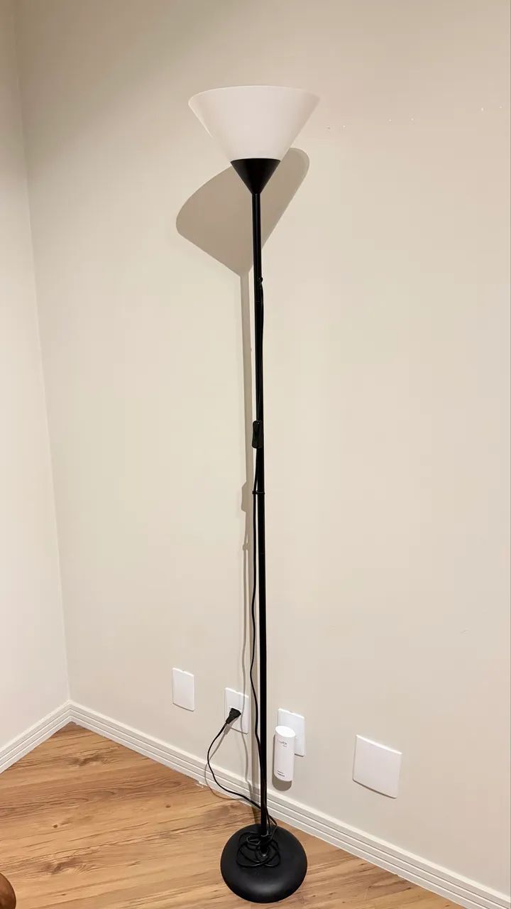 Luminária de Chão Preta em Perfeito Estado - Foto 2