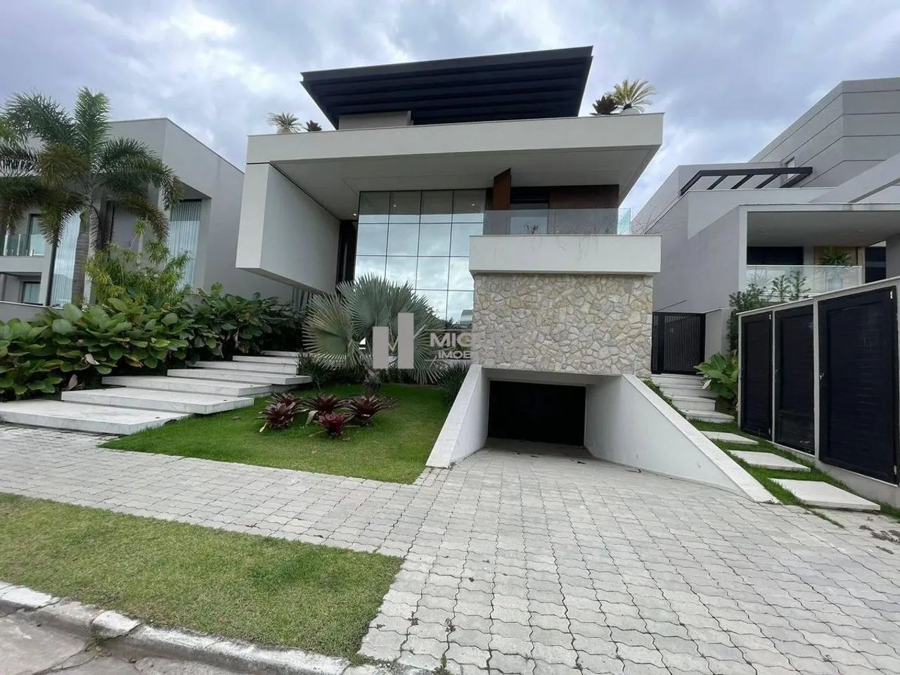 Casa TRIPLEX a venda no Condomínio ALPHAVILLE de Alto Padrão e sofisticação com 5 suítes e