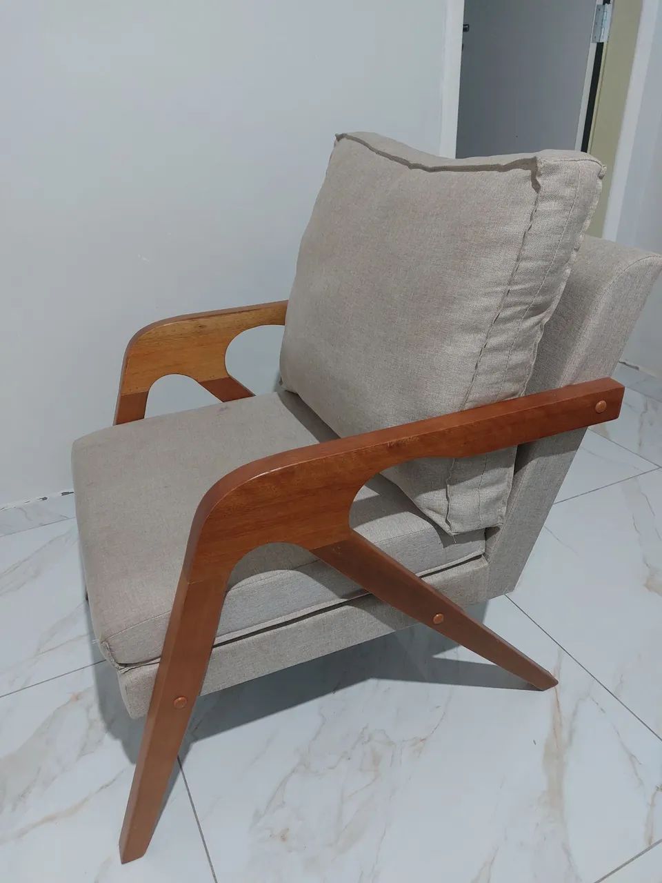 Poltrona moderna estofada 