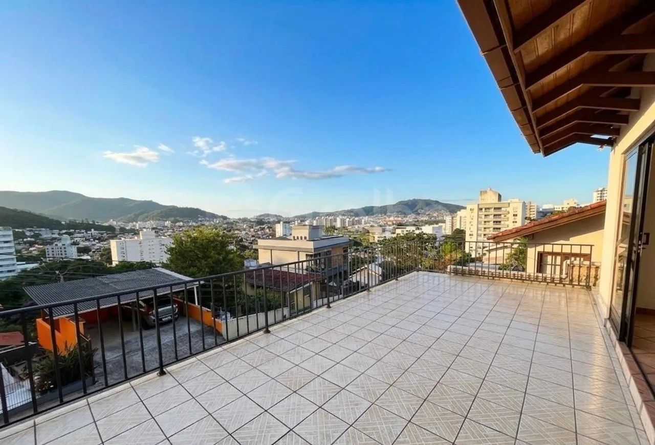 Casa Residencial de 263m² com 5 quartos no Itacorubi