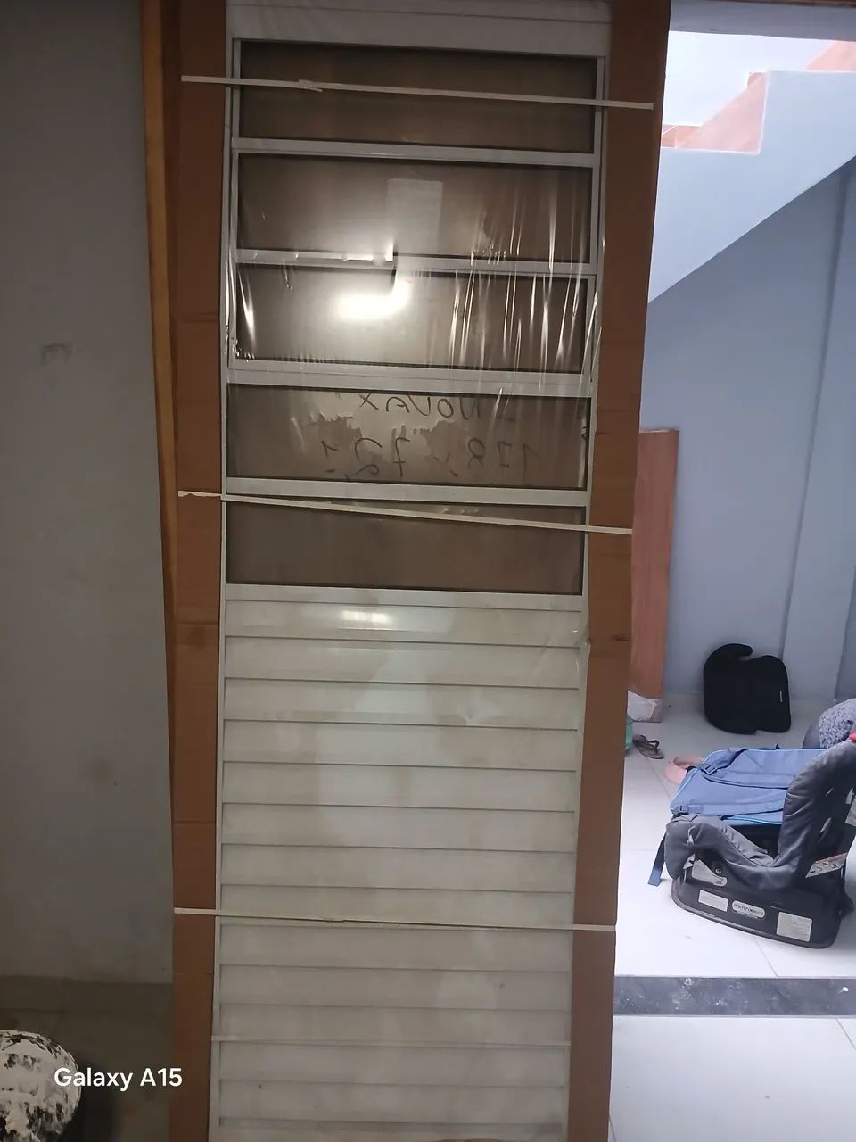 porta, janela e vitro branco