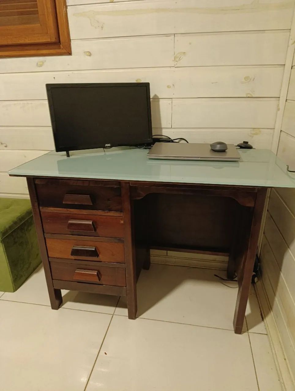 Mesa de Madeira Maciça com Vidro e 5 Gavetas - Linda e Robusta - Foto 2