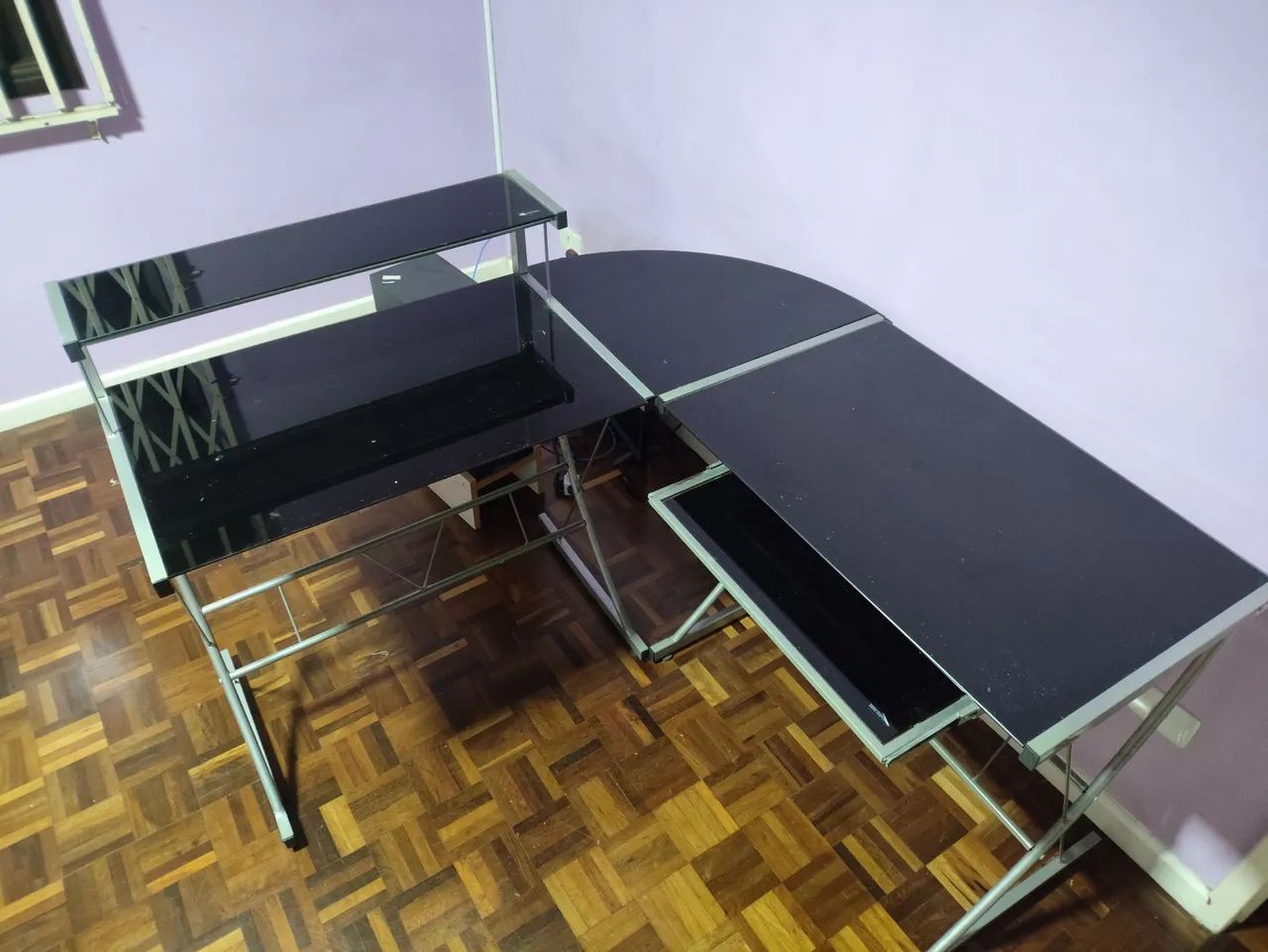Mesa para computador em L de vidro