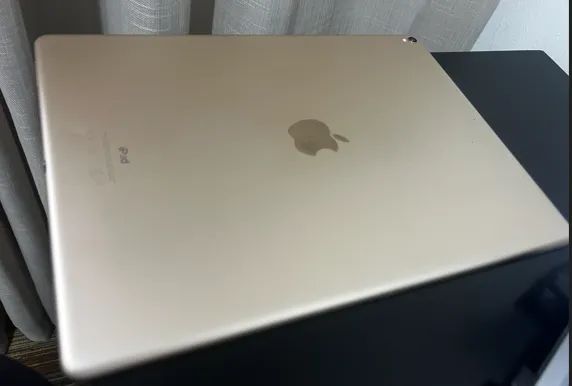  iPad Pro 12.9 polegadas - 2ª geração, com 256 GB de armazenamento, na cor dourada. - Foto 2