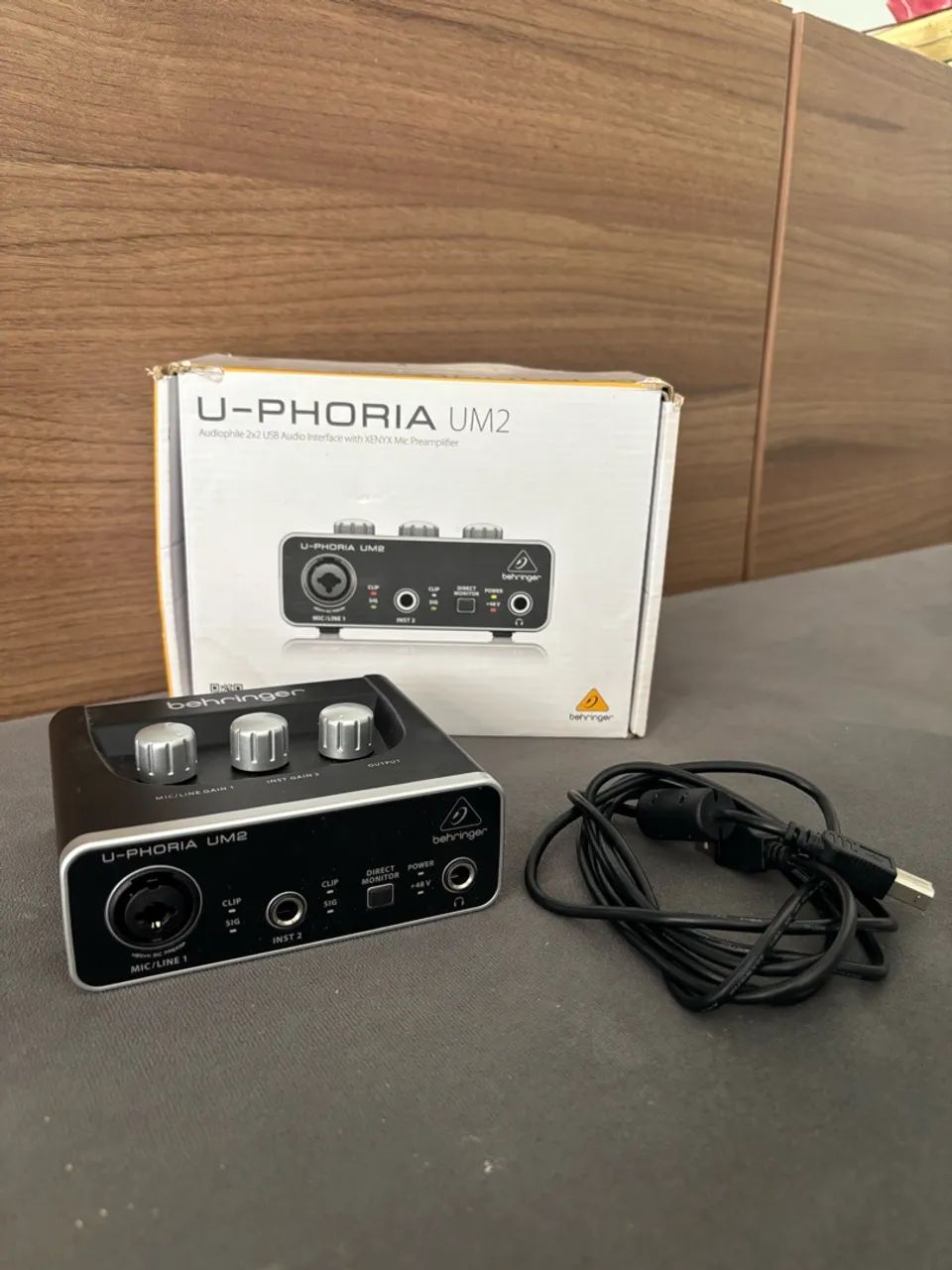 Interface de Áudio Behringer U-Phoria UM2 USB - Completa com Cabo e Caixa