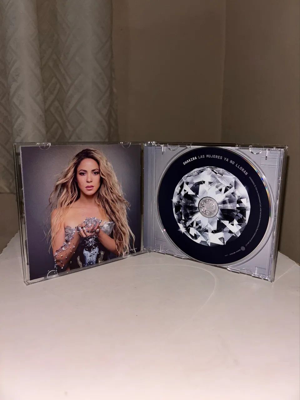 CD Shakira - Las Mujeres Ya No Lloran (importado) - Foto 3