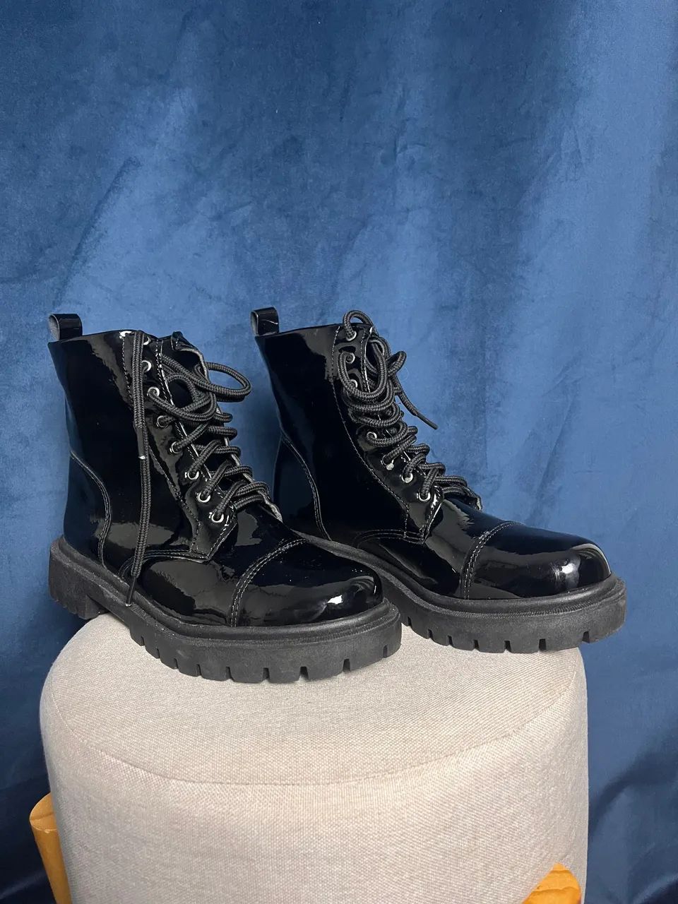 Coturno Preto de Verniz
