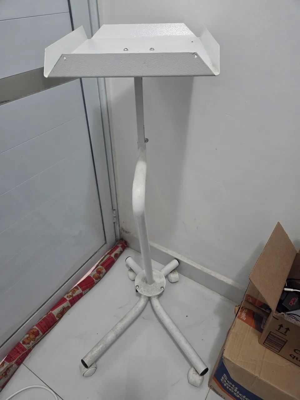 Suporte  com rodinhas 