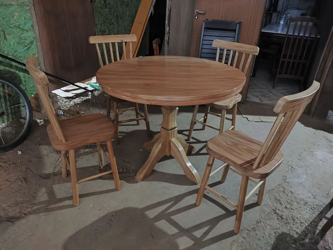 Mesa de jantar redonda com 4 cadeiras de madeira de lei