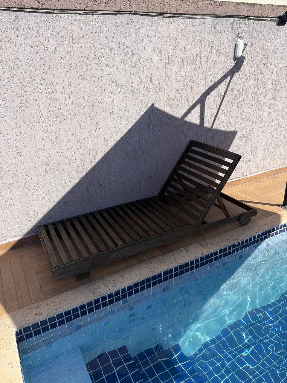 Vendo espreguiçadeira de madeira - Foto 2