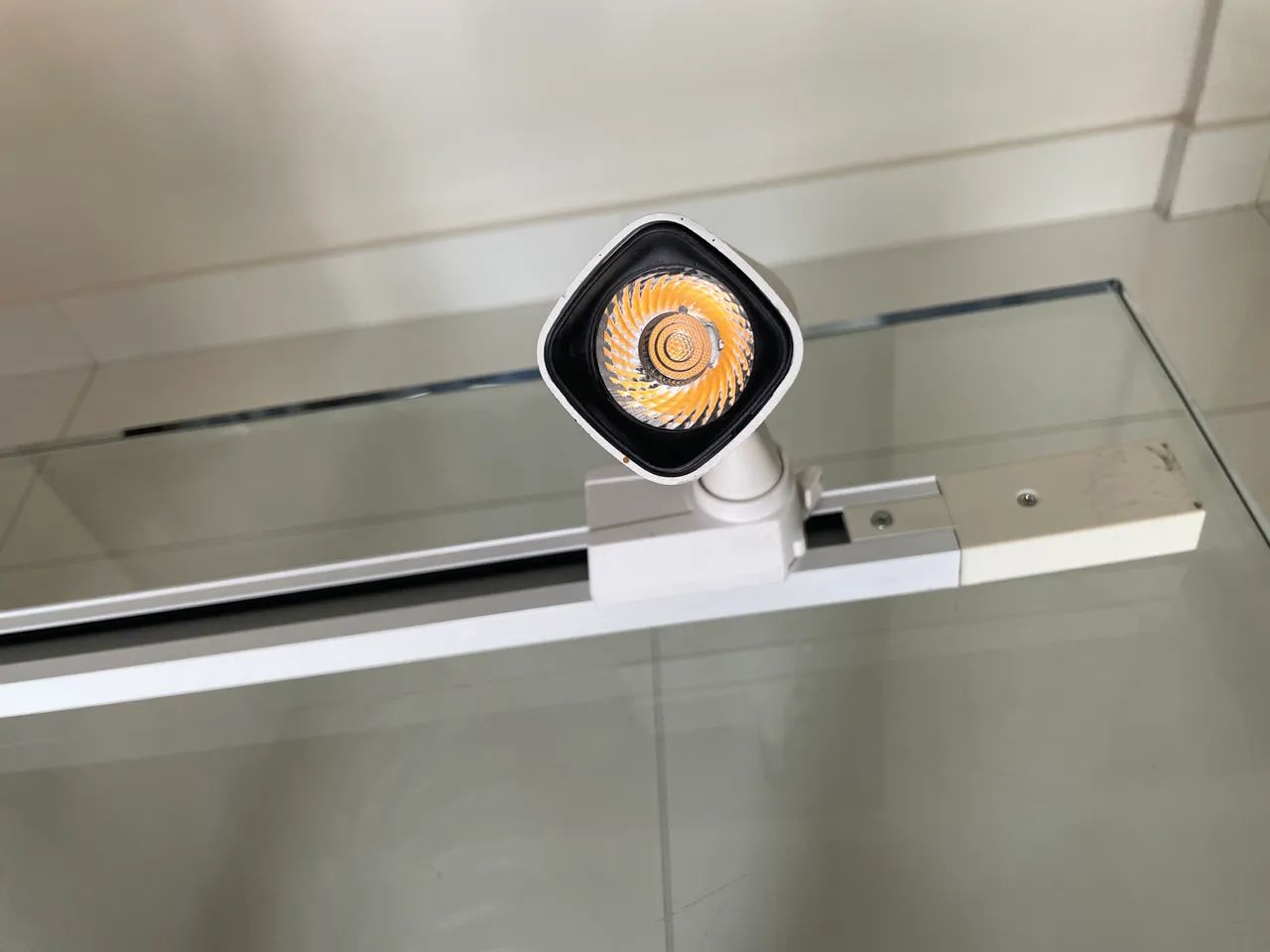 Luminária de Trilho Branca com 3 Spots Direcionáveis - Moderna - Foto 2