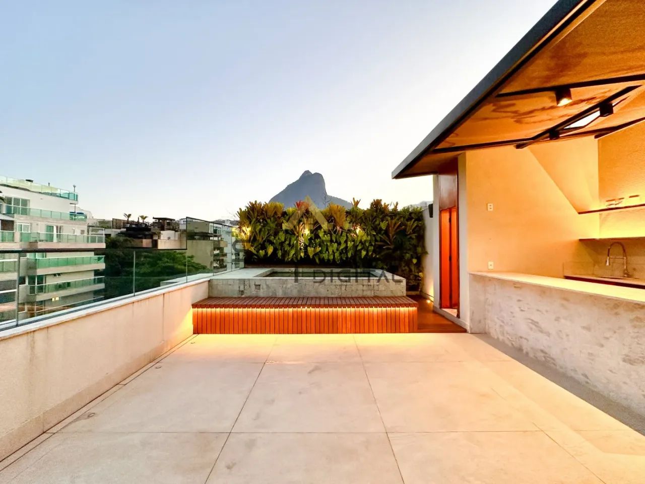 Cobertura de Luxo no Leblon | Piscina, Espaço Gourmet e Vista Deslumbrante para o Dois Irm