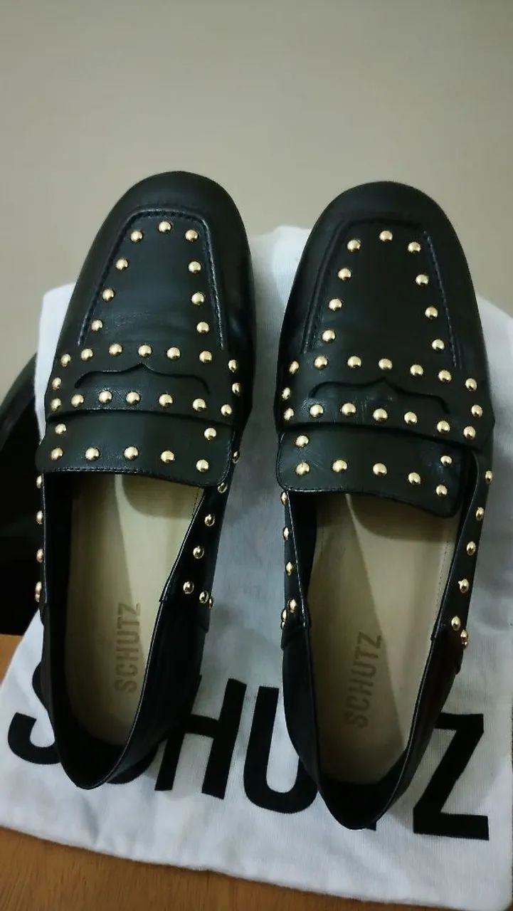 Mocassim preto com tachas 