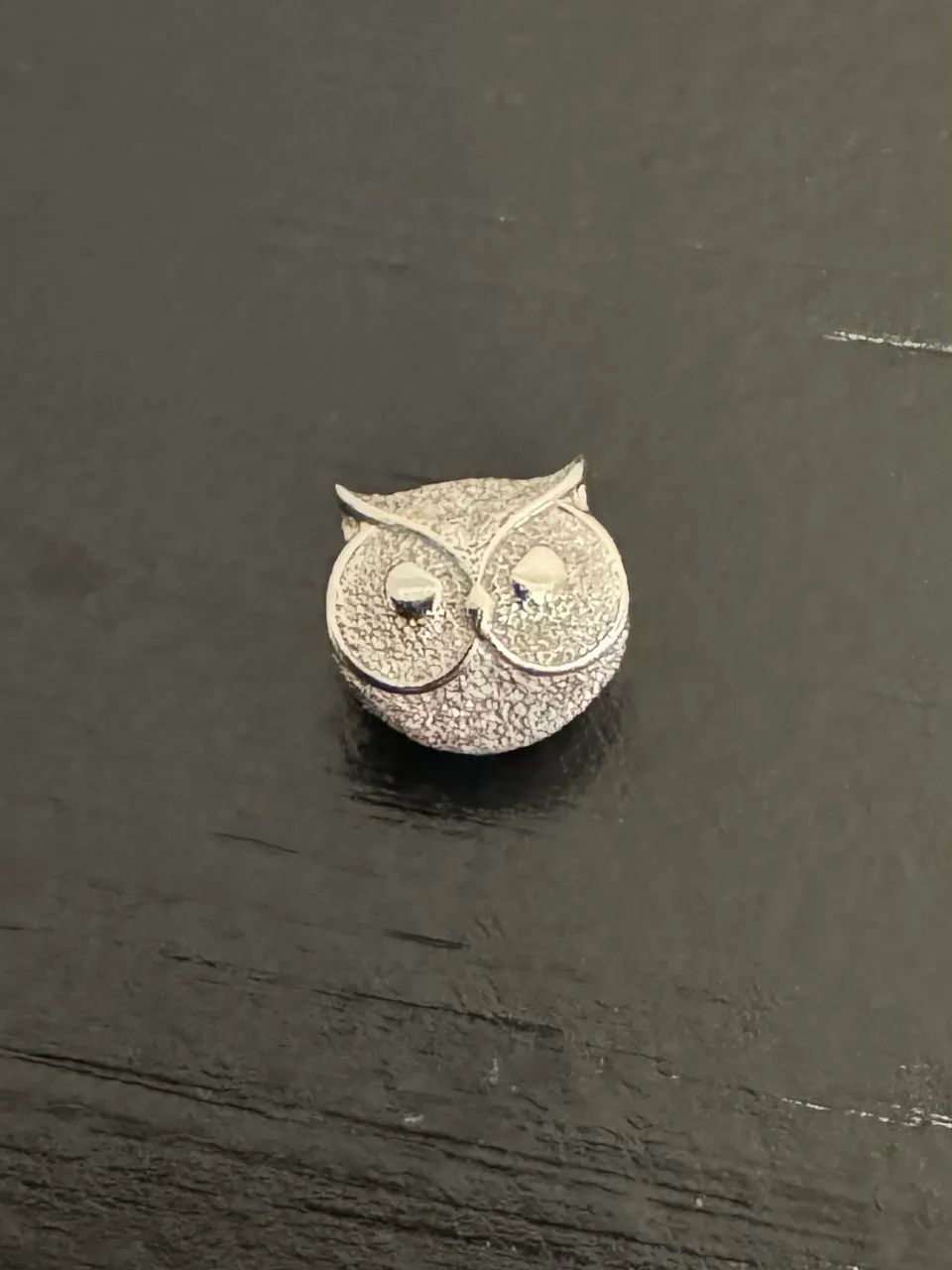 Mini charm Pandora prata coruja texturizada