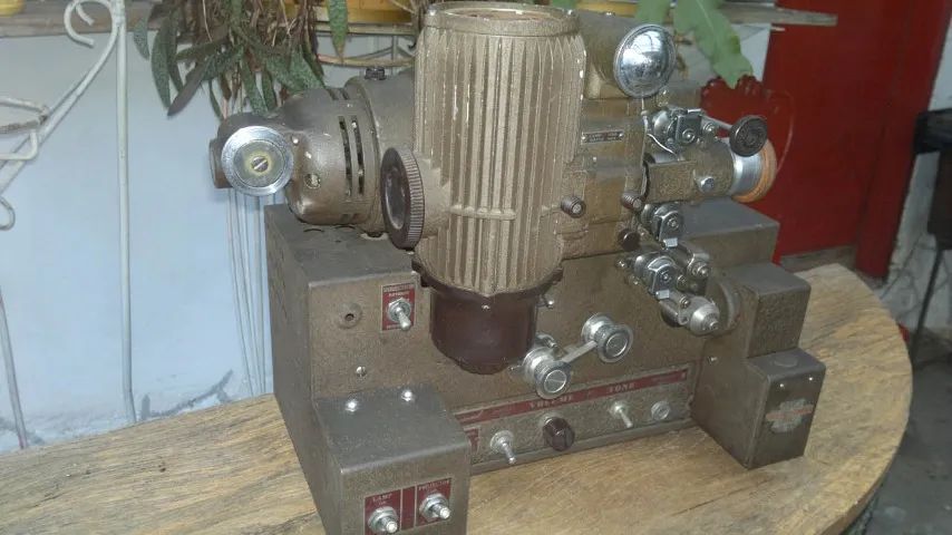 Projetor 16mm Bell & Howell - Foto 2