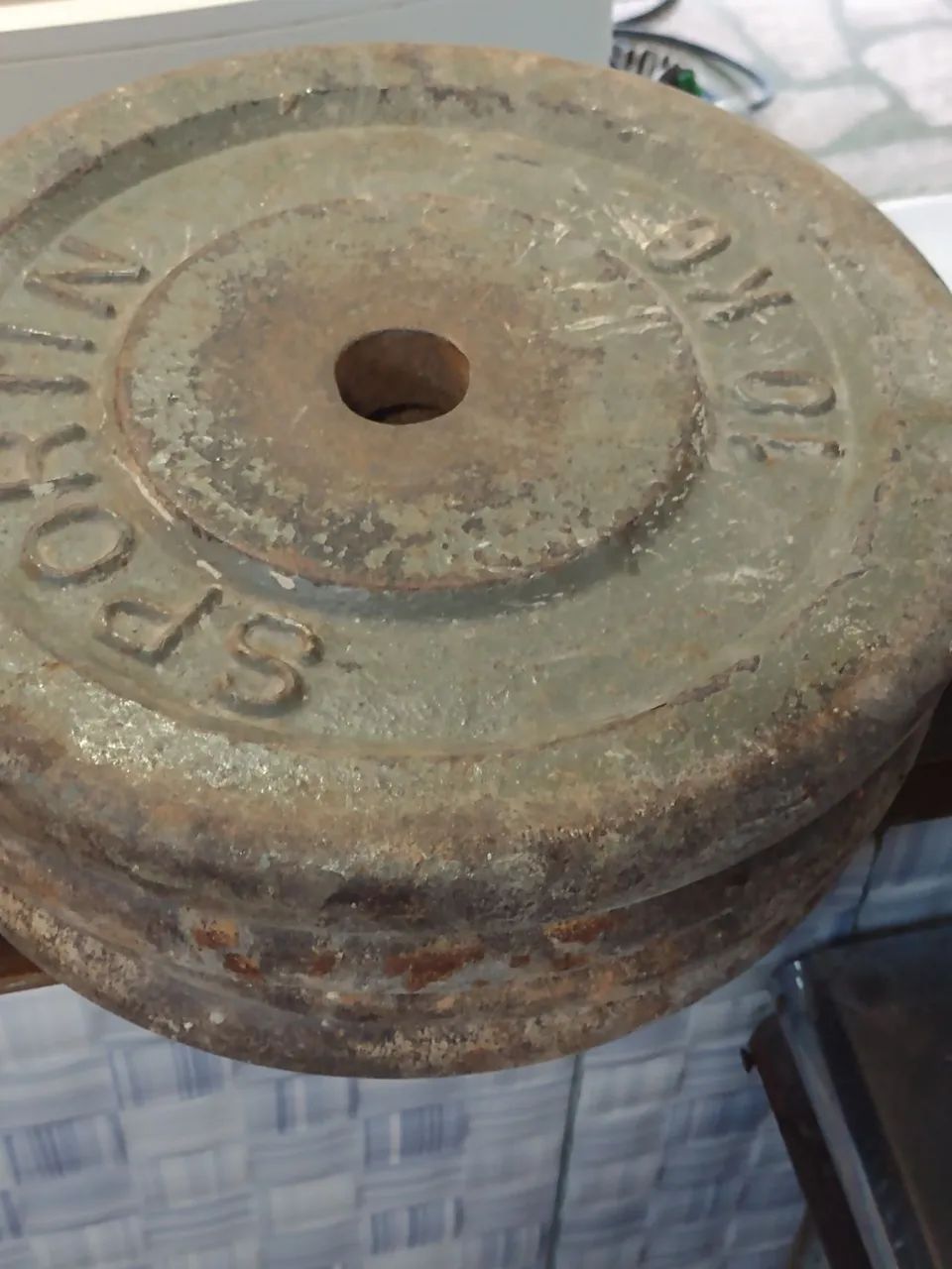 Anilhas de academia 50 kg já vai com uma barra w de brinde  - Foto 4