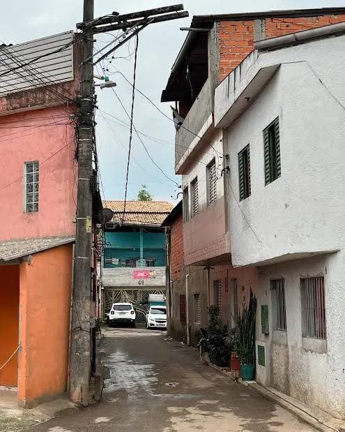 Casa de comunidade com quarto sala e cozinha