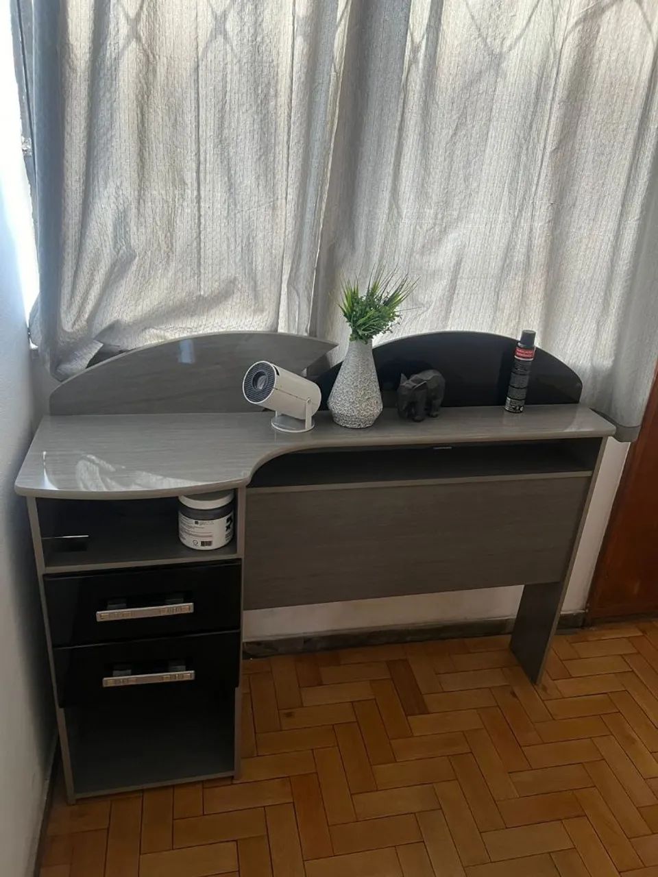 Escrivaninha em perfeito estado de conservação