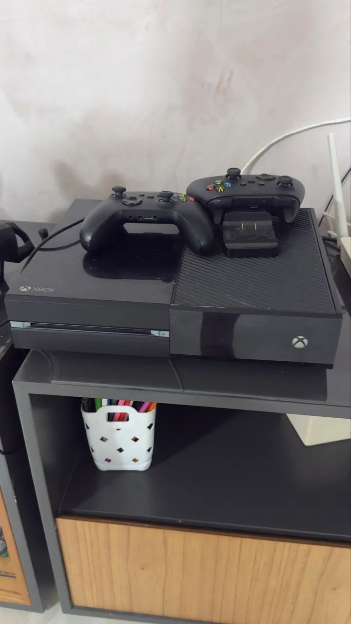 Xbox one com 2 manetes e base de carregamento das manetes 